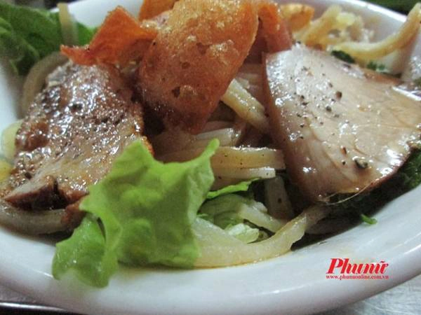 Còn nếu bạn thích ăn cao lầu, chớ vội vào quán sang mà thử ăn ở ngoài đường xem sao. Tôi thích vào chợ Hội An để ăn cao lầu, nhiều người bán nhưng vẫn chọn gian hàng của cô Tám vui vẻ và hiếu khách. Còn nếu bạn thích ăn cao lầu, chớ vội vào quán sang mà thử ăn ở ngoài đường xem sao. Tôi thích vào chợ Hội An để ăn cao lầu, nhiều người bán nhưng vẫn chọn gian hàng của cô Tám vui vẻ và hiếu khách.