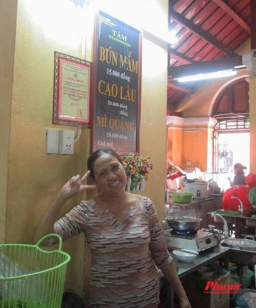 Cô có bán cả mì Quảng, bún mắm, “giá chuẩn” là từ 15 đến 20.000 đồng nhưng nếu bạn đang no, muốn ăn ít hơn thì cứ nói, cô sẽ bớt lại, bán đúng giá tiền mà khách muốn ăn. Tô cao lầu mà tôi “đặt hàng” có giá 15.000 đồng (thay vì 20.000 đồng), vẫn nhiều thịt, có bột chiên giòn giòn, rau xanh tươi rói rất đậm đà. Sau khi vui vẻ bán cho khách, cô chủ còn “xì tin” tạo dáng thế này. Cô có bán cả mì Quảng, bún mắm, “giá chuẩn” là từ 15 đến 20.000 đồng nhưng nếu bạn đang no, muốn ăn ít hơn thì cứ nói, cô sẽ bớt lại, bán đúng giá tiền mà khách muốn ăn. Tô cao lầu mà tôi “đặt hàng” có giá 15.000 đồng (thay vì 20.000 đồng), vẫn nhiều thịt, có bột chiên giòn giòn, rau xanh tươi rói rất đậm đà. Sau khi vui vẻ bán cho khách, cô chủ còn “xì tin” tạo dáng thế này.