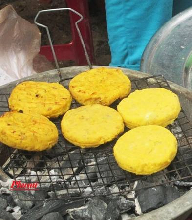 Sau khi ăn cũng kha khá món, đi lang thang một hồi, lần theo mùi thơm bánh nướng tỏa ra, tôi đến đúng ngay chỗ cô bán bánh đậu xanh nướng ngồi khiêm tốn ở một góc đường. Bánh ép ra khuôn, nướng than thơm phức, hình thức giống bánh mì nướng của Sài Gòn nhưng màu vàng sậm bắt mắt hơn. Mua một miếng ăn thử, thấy rất thơm và béo vị nước cốt dừa, bẻ ra vẫn còn bốc khói nóng hổi. Vậy là thêm một món bỏ túi vào “cẩm nang ăn hàng” nữa. Sau khi ăn cũng kha khá món, đi lang thang một hồi, lần theo mùi thơm bánh nướng tỏa ra, tôi đến đúng ngay chỗ cô bán bánh đậu xanh nướng ngồi khiêm tốn ở một góc đường. Bánh ép ra khuôn, nướng than thơm phức, hình thức giống bánh mì nướng của Sài Gòn nhưng màu vàng sậm bắt mắt hơn. Mua một miếng ăn thử, thấy rất thơm và béo vị nước cốt dừa, bẻ ra vẫn còn bốc khói nóng hổi. Vậy là thêm một món bỏ túi vào “cẩm nang ăn hàng” nữa.