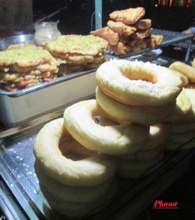 Khách Tây đặc biệt thích donut dừa ngọt béo mềm, thơm ngấy vị bơ. Mấy cô bán hàng hễ thấy khách nào qua là liên hồi nói “coconut donut” để mời chào. Có lẽ, chỉ cần ba ngày “lê lết” ở vỉa hè Hội An thì với ngần ấy món đã đủ lắp đầy sự thèm thuồng trong bao tử của một người có tâm hồn ăn uống phơi phới rồi. Khách Tây đặc biệt thích donut dừa ngọt béo mềm, thơm ngấy vị bơ. Mấy cô bán hàng hễ thấy khách nào qua là liên hồi nói “coconut donut” để mời chào. Có lẽ, chỉ cần ba ngày “lê lết” ở vỉa hè Hội An thì với ngần ấy món đã đủ lắp đầy sự thèm thuồng trong bao tử của một người có tâm hồn ăn uống phơi phới rồi.