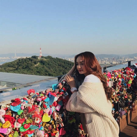 Bạn có thể đến tháp Namsan vào bất kỳ thời điểm nào trong ngày đều tìm ra nét đẹp riêng. Với Kaity Nguyễn, cô tới đây trong một buổi chiều mùa thu nắng dịu dàng. 
