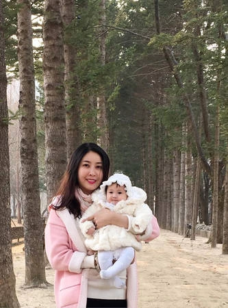 Từng nhiều lần sang Hàn Quốc nhưng hầu như lần nào, hoa hậu Hà Kiều Anh cũng đưa các con đến chụp ảnh dưới hàng cây thẳng tắp mang thương hiệu đảo Nami.