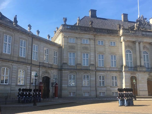 Nữ diễn viên "Áo lụa Hà Đông ghi lại hình ảnh của cung điện Amalienborg của Thủ đô Đan Mạch. Cung điện này được xây dựng theo lối kiến trúc của Pháp và được ca ngợi là một trong những cung điện đẹp nhất châu Âu. Nữ diễn viên "Áo lụa Hà Đông ghi lại hình ảnh của cung điện Amalienborg của Thủ đô Đan Mạch. Cung điện này được xây dựng theo lối kiến trúc của Pháp và được ca ngợi là một trong những cung điện đẹp nhất châu Âu.