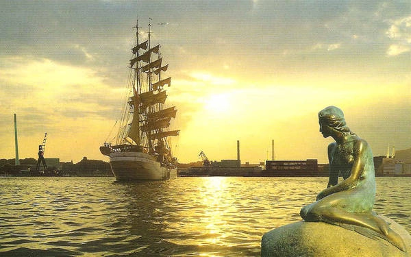 Một địa điểm mà bạn không thể bỏ qua khi đến Copenhaghen, đó là bức tượng Nàng tiên cá (còn gọi là Mỹ nhân ngư) tọa lạc trên một tảng đá nhìn xuống vịnh Oresund, đã trở thành biểu tượng của Đan Mạch. Phía bắc của tượng Nàng tiên cá là cầu tàu Langelinie dài 1km, là bến đỗ cho một lượng lớn tàu bè. Một địa điểm mà bạn không thể bỏ qua khi đến Copenhaghen, đó là bức tượng Nàng tiên cá (còn gọi là Mỹ nhân ngư) tọa lạc trên một tảng đá nhìn xuống vịnh Oresund, đã trở thành biểu tượng của Đan Mạch. Phía bắc của tượng Nàng tiên cá là cầu tàu Langelinie dài 1km, là bến đỗ cho một lượng lớn tàu bè.