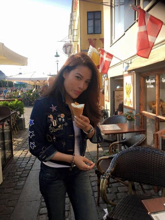 Nữ diễn viên "Truy Sát" tranh thủ thưởng thức ẩm thực Copenhagen. Nữ diễn viên "Truy Sát" tranh thủ thưởng thức ẩm thực Copenhagen.