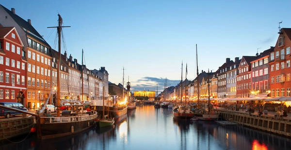 Dòng kênh đào Nyhavn đi qua quảng trường Kongens Nytorv được kiến tạo cách đây 300 năm nhằm phục vụ cho việc buôn bán bằng đường thủy. Dòng kênh đào Nyhavn đi qua quảng trường Kongens Nytorv được kiến tạo cách đây 300 năm nhằm phục vụ cho việc buôn bán bằng đường thủy.