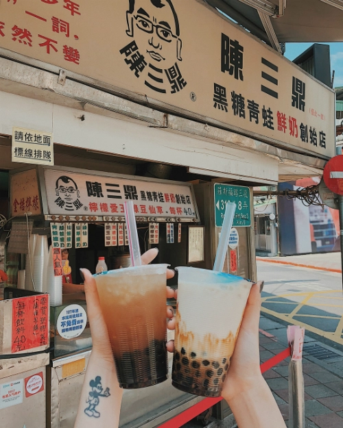 Đã đến Đài Loan thì chắc không ai có thể bỏ qua thức uống đặc trưng nhất của xứ sở này, đó là trà sữa trân châu. Chị em nhà Yến tìm đến một địa điểm nổi tiếng nhất nhì Đài Bắc về thức uống này, cửa tiệm có tên Chen San Ding. Do đến từ sớm nên không phải xếp hàng, kịp thưởng thức món nước nổi tiếng ở đây là sữa tươi trân châu. Cửa tiệm nằm gần chợ đêm Gongguan, một khu vực tập trung nhiều sinh viên giới trẻ Đài Bắc. Theo Yến Nhi, tuy nhiều người thích đặc sản trà sữa chân trâu nhưng cá nhân cô lại thích sữa tươi trân châu, điểm mấu chốt đặc biệt ở đây chính là trân châu ngon, nóng hổi và dẻo.