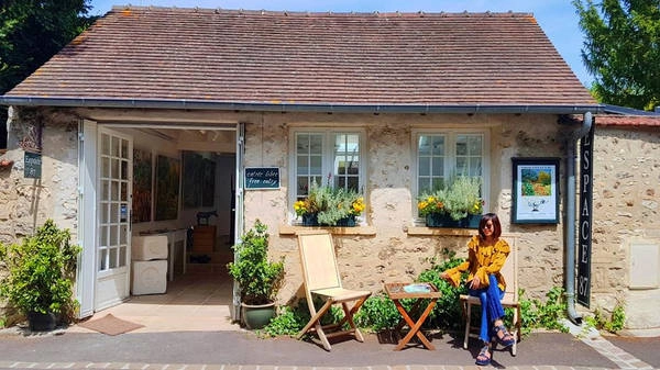 Khu vườn ao Giverny thuộc một xã trong vùng hành chính Haute Normandie, thuộc tỉnh Eure, Pháp. Bạn chỉ mất khoảng một giờ chạy xe đi theo đường cao tốc A13 hướng Normandie từ Paris.