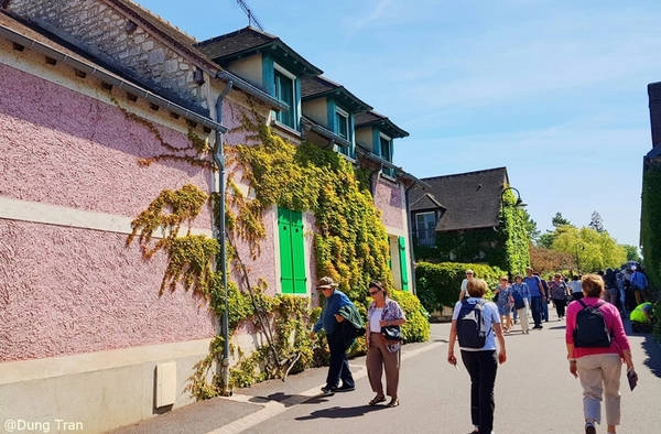 Vườn ao Giverny đón hàng trăm nghìn du khách mỗi năm. Họ đến đây để cảm nhận sự bình yên, thấy cuộc sống trôi qua thật chậm và chiêm ngưỡng nơi khởi nguồn của những kiệt tác hội họa.
