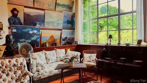 Bên trong ngôi nhà của danh họa, bạn sẽ được tham quan phòng khách, phòng ăn và phòng sinh hoạt riêng. Họa sĩ Monet sống cùng vợ và 8 người con ở đây.