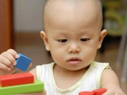 Bé 16 tháng tuổi có biểu hiện tăng động, chậm nói