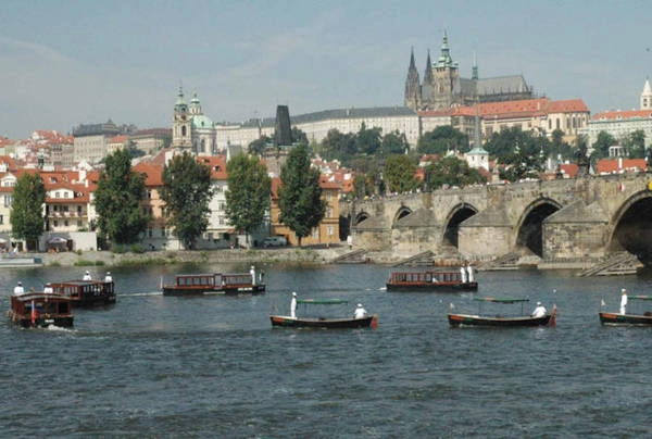 Du thuyền ngược xuôi trên sông Vltava ở Prague - Ảnh: wp