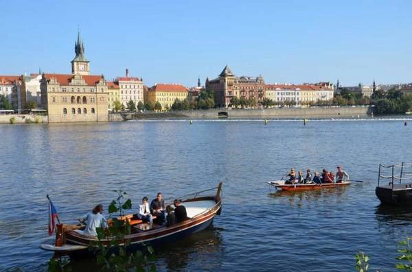 Một nhóm khách dạo thuyền trên sông Vltava - Ảnh: 1pragueguide.com