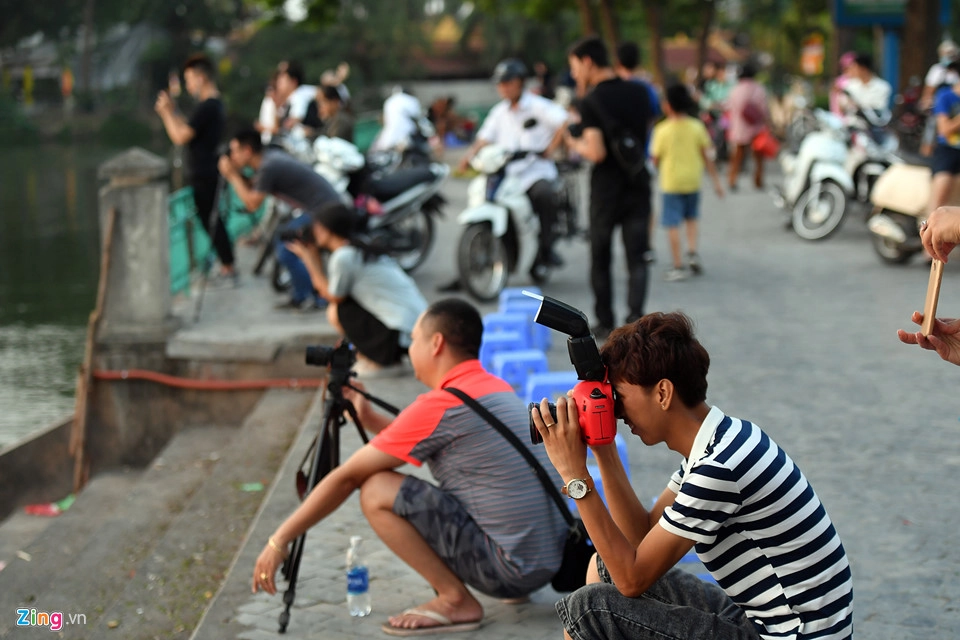 Trong đó có hàng chục tay máy săn cảnh hoàng hôn trải dài khắp vỉa hè bên lan can bờ hồ Tây. Một số người lên cả các nóc khách sạn gần đó sáng tác. Trong đó có hàng chục tay máy săn cảnh hoàng hôn trải dài khắp vỉa hè bên lan can bờ hồ Tây. Một số người lên cả các nóc khách sạn gần đó sáng tác.