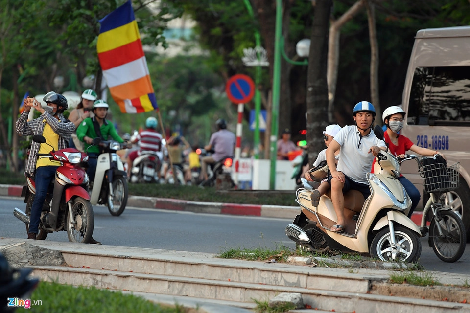 Nhiều người đi đường sửng sốt khi thấy cảnh hoàng hôn đẹp cũng dừng lại chụp vội tấm hình rồi đi ngay. Nhiều người đi đường sửng sốt khi thấy cảnh hoàng hôn đẹp cũng dừng lại chụp vội tấm hình rồi đi ngay.