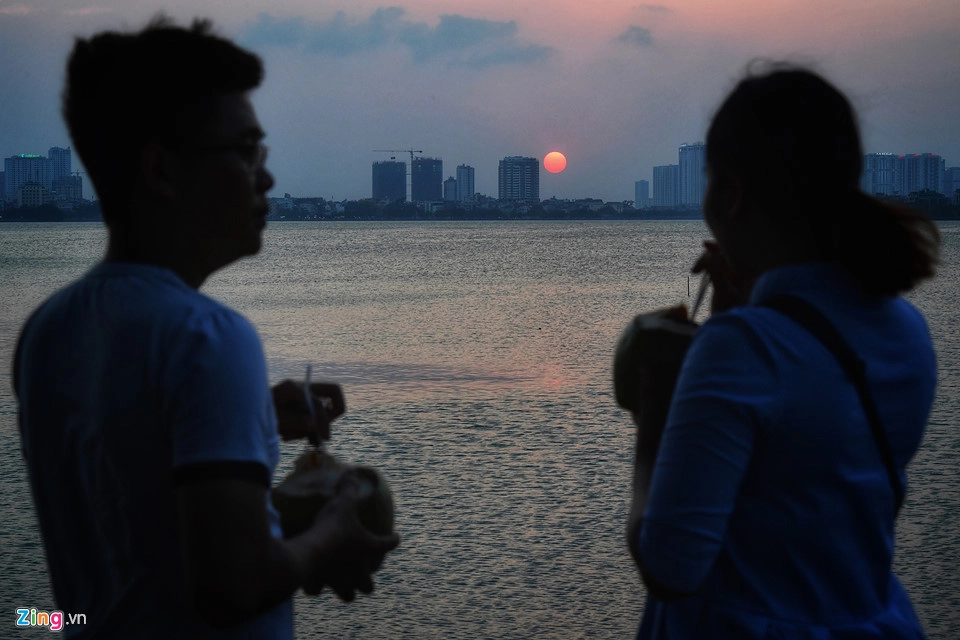 Đôi bạn trẻ Ngọc Nam - Phương Thịnh cũng thường xuyên dạo chơi uống nước giải khát ven hồ Tây. Hai bạn cho rằng nơi này lãng mạn và đẹp nhất Hà Nội nên thường xuyên lui tới ngắm cảnh. Đôi bạn trẻ Ngọc Nam - Phương Thịnh cũng thường xuyên dạo chơi uống nước giải khát ven hồ Tây. Hai bạn cho rằng nơi này lãng mạn và đẹp nhất Hà Nội nên thường xuyên lui tới ngắm cảnh.