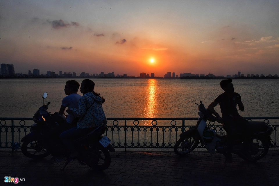Bên lan can hồ Tây ven đường Thanh Niên hàng chục năm nay nổi tiếng là điểm hẹn hò của các cặp tình nhân. Nhiều đôi hẹn hò sớm ngay từ 18h để được ngắm mặt trời lặn. Bên lan can hồ Tây ven đường Thanh Niên hàng chục năm nay nổi tiếng là điểm hẹn hò của các cặp tình nhân. Nhiều đôi hẹn hò sớm ngay từ 18h để được ngắm mặt trời lặn.