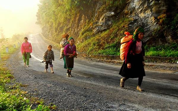 Đèo Mã Pì Lèng là đoạn đèo hiểm trở dài khoảng 20 km, có độ cao khoảng 1.200m nằm trên con đường mang tên Đường Hạnh Phúc. Đoạn đèo vượt Mã Pí Lèng được các thanh niên xung phong làm trong 11 tháng. Đi trên những đoạn đèo dốc chốc chốc lại bắt gặp cảnh bình yên dưới lòng thung lũng. (Ảnh: Những người phụ nữ Hmông đi chợ sớm trên cổng trời Quản Bạ).