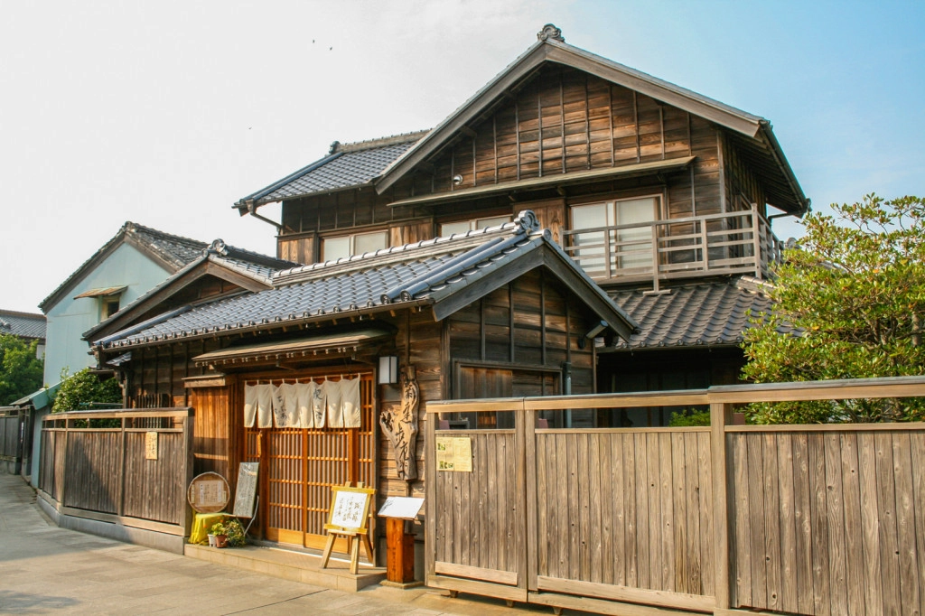 Bảng thông tin nhỏ bên ngoài một số tòa nhà giải thích bằng tiếng Anh và tiếng Nhật các đặc điểm kiến trúc hoặc lịch sử. Với những nét hoài cổ của mình, thị trấn Sawara đã được đưa vào danh sách các Di sản Nhật Bản. Ảnh: Flickr.