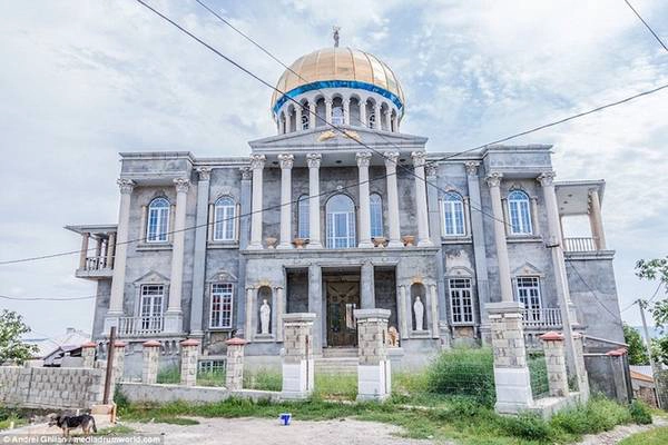 Soroca là một thị trấn nhỏ ở Moldova, quốc gia nằm trong lục địa Đông Âu. Nơi đây được biết đến với phong cách rất riêng, khi hầu hết tòa nhà xây theo dạng cung điện, lấy cảm hứng từ nhà hát Bolshoi (Nga), nhà thờ St Peter (Vatican) và tòa nhà Capitol (Mỹ). Soroca là một thị trấn nhỏ ở Moldova, quốc gia nằm trong lục địa Đông Âu. Nơi đây được biết đến với phong cách rất riêng, khi hầu hết tòa nhà xây theo dạng cung điện, lấy cảm hứng từ nhà hát Bolshoi (Nga), nhà thờ St Peter (Vatican) và tòa nhà Capitol (Mỹ).
