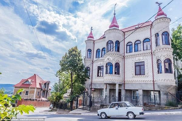 Nhà báo Andrei Ghihan, 31 tuổi có dịp đặt chân đến Soroca để chụp lại những kiệt tác này. Tại đây anh được ông Arthur Cerari, thủ lĩnh người Di-gan sống tại thị trấn chào đón nồng nhiệt. Nhà báo Andrei Ghihan, 31 tuổi có dịp đặt chân đến Soroca để chụp lại những kiệt tác này. Tại đây anh được ông Arthur Cerari, thủ lĩnh người Di-gan sống tại thị trấn chào đón nồng nhiệt.