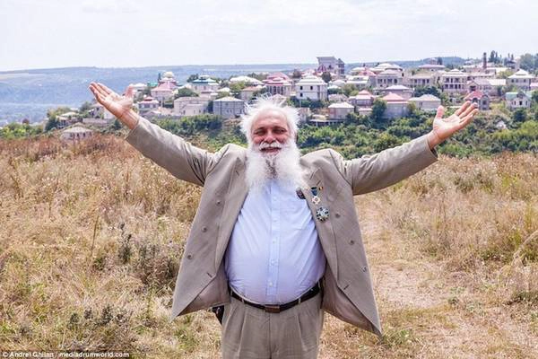 Đằng sau ông Arthur Cerari là toàn cảnh thị trấn với những cung điện xa hoa, tráng lệ. Đằng sau ông Arthur Cerari là toàn cảnh thị trấn với những cung điện xa hoa, tráng lệ.