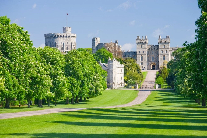 Lâu đài Windsor là điểm thu hút du lịch quan trọng nhất ở thị trấn. Lâu đài Windsor là điểm thu hút du lịch quan trọng nhất ở thị trấn.