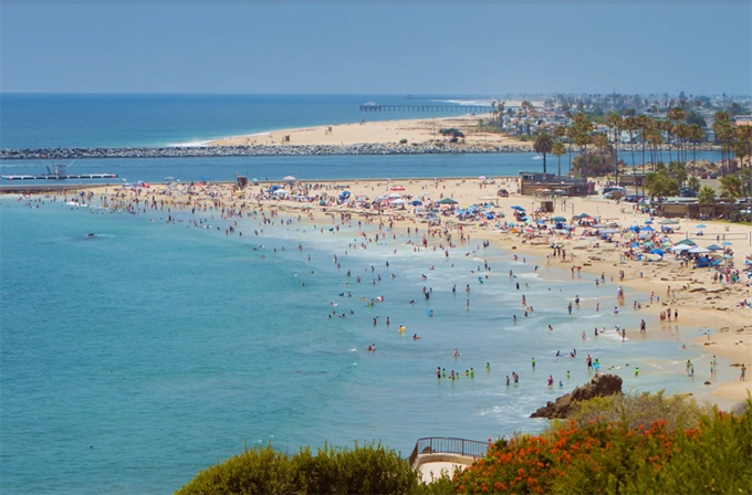 Là thị trấn sát biển, Corona sở hữu những bãi tắm êm đềm, bãi cát dài, làn nước biển xanh trong. Nơi đây thanh bình, không quá đông du khách như những điểm đến nổi tiếng khác, do đó, là nơi nghỉ dưỡng thích hợp cho những ai không thích sự ồn ào.