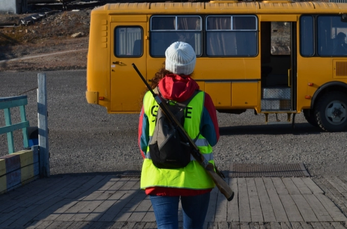 Du khách mang súng khi tham quan ở Longyearbyen. Ảnh Shutterstock