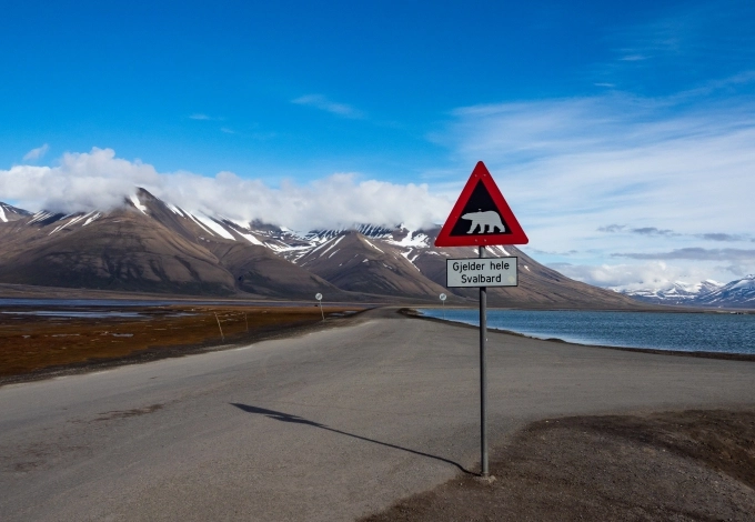 Biển cảnh báo có gấu bắc cực đặt ở cuối thị trấn Longyearbyen. Ảnh Shutterstock