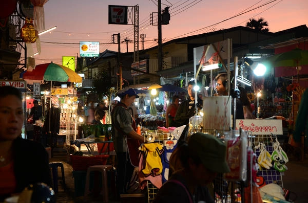 Khu chợ đêm sôi động ở Pai là nơi mà bạn có thể thưởng thức những món ngon đặc trưng nhất của Thái Lan. Ảnh: Steve Potter Khu chợ đêm sôi động ở Pai là nơi mà bạn có thể thưởng thức những món ngon đặc trưng nhất của Thái Lan. Ảnh: Steve Potter