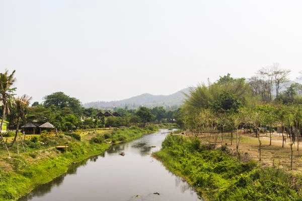 Đường đến Pai quanh co uốn lượn thật không dễ dàng gì, nhưng thị trấn nhỏ này dễ thương đến nỗi, khách du lịch dù có phải vất vả nhiều chặng đường đi lại, vẫn muốn đến nghỉ lại với Pai dù chỉ một đêm. Ảnh: Kimtetsu Đường đến Pai quanh co uốn lượn thật không dễ dàng gì, nhưng thị trấn nhỏ này dễ thương đến nỗi, khách du lịch dù có phải vất vả nhiều chặng đường đi lại, vẫn muốn đến nghỉ lại với Pai dù chỉ một đêm. Ảnh: Kimtetsu