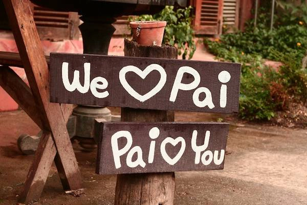 Thị trấn nằm lọt giữa mây và núi, được tô điểm bởi những ngôi nhà với rất nhiều màu sắc vui mắt, những hàng rào trắng ngập đầy hoa. Ở Pai, đâu đâu cũng thấy những lời yêu thương nhắn nhủ: "Just Pai", "Memory in Pai", "Pai in love"... Ảnh: Frank Hansen Thị trấn nằm lọt giữa mây và núi, được tô điểm bởi những ngôi nhà với rất nhiều màu sắc vui mắt, những hàng rào trắng ngập đầy hoa. Ở Pai, đâu đâu cũng thấy những lời yêu thương nhắn nhủ: "Just Pai", "Memory in Pai", "Pai in love"... Ảnh: Frank Hansen