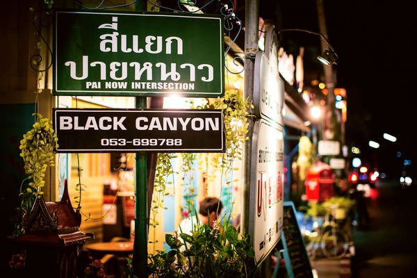 Các quầy hàng ở Pai nằm sát nhau và được trang trí đẹp mắt, thân thiện. Ảnh: HIKARU Pan