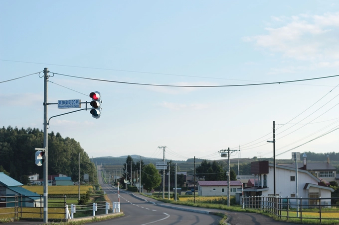 Higashikawa ở Hokkaido, Nhật Bản là điểm đến khá mới mẻ với du khách quốc tế. Dù vậy, với bất kỳ ai từng có dịp ghé thăm trấn nhỏ này, đặc biệt là vào mùa hè đều sẽ yêu mến nó bởi sự thanh bình, vắng vẻ trái ngược với những Tokyo, Osaka... đông đúc, xô bồ.