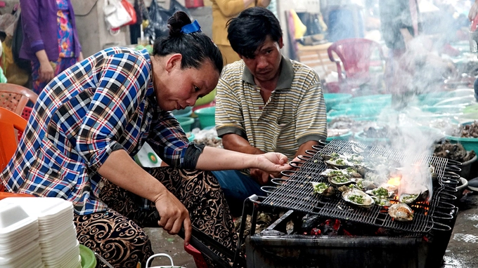 Chợ họp cả ngày nhưng sôi động và nhộn nhịp nhất là buổi sáng. Khi ghe thuyền cập bến là thời điểm hải sản được lựa chọn và bày xếp trong những chiếc thau. Khách có thể đi dọc con đường nhỏ bên trong chợ để khám phá trên dưới 20 sạp hàng. Tiếng người bán mời gọi, người mua mặc cả tạo nên không khí rôm rả cho khu chợ. Chợ họp cả ngày nhưng sôi động và nhộn nhịp nhất là buổi sáng. Khi ghe thuyền cập bến là thời điểm hải sản được lựa chọn và bày xếp trong những chiếc thau. Khách có thể đi dọc con đường nhỏ bên trong chợ để khám phá trên dưới 20 sạp hàng. Tiếng người bán mời gọi, người mua mặc cả tạo nên không khí rôm rả cho khu chợ.