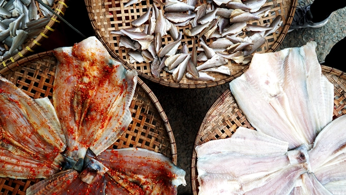Hầu hết loại này đều được phơi khô thủ công, phổ biến là các loại đặc sản cá đù, cá dứa một nắng với giá từ 40.000 đồng một kg.