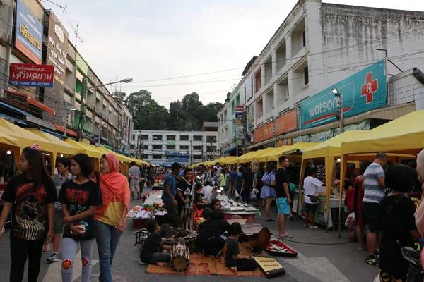 Gần giống như chợ đêm Bến Thành ở Sài Gòn, chợ phiên cuối tuần ở Krabi được mở bên hông chợ trung tâm Krabi. Khoảng 17 giờ, hàng quán được dọn ra đường dần dần, không khí càng về đêm lại càng náo nhiệt. Ở đây còn có các em nhỏ chơi nhạc cụ dân tộc Thái Lan nghe rất vui tai. Gần giống như chợ đêm Bến Thành ở Sài Gòn, chợ phiên cuối tuần ở Krabi được mở bên hông chợ trung tâm Krabi. Khoảng 17 giờ, hàng quán được dọn ra đường dần dần, không khí càng về đêm lại càng náo nhiệt. Ở đây còn có các em nhỏ chơi nhạc cụ dân tộc Thái Lan nghe rất vui tai.