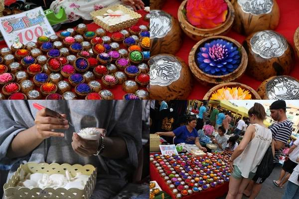 Môt trong những hàng thu hút khách nhiều nhất ở đây là hàng bán xà bông thơm handmade. Bánh xà bông màu trắng tinh được những người thợ thủ công điêu khắc thành những bông hoa đẹp mắt, sau đó phun màu, đựng trong những chiếc gáo dừa màu nâu trơn nhẵn. Bạn có thể để trong phòng ngủ, phòng tắm cho thơm hoặc tặng bạn bè cũng rất thú vị. Giá một "hoa xà bông" là 100 baht (khoảng 65.000 đồng) Môt trong những hàng thu hút khách nhiều nhất ở đây là hàng bán xà bông thơm handmade. Bánh xà bông màu trắng tinh được những người thợ thủ công điêu khắc thành những bông hoa đẹp mắt, sau đó phun màu, đựng trong những chiếc gáo dừa màu nâu trơn nhẵn. Bạn có thể để trong phòng ngủ, phòng tắm cho thơm hoặc tặng bạn bè cũng rất thú vị. Giá một "hoa xà bông" là 100 baht (khoảng 65.000 đồng)