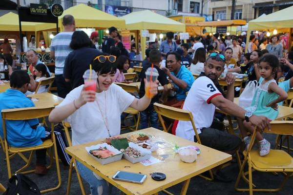 Giữa chợ có riêng một khu ăn uống dành cho khách. Bạn có thể đi dạo quanh chợ, mua nhiều loại đồ ăn yêu thích, sau đó chọn một vị trí trong khu ăn uống để đánh chén. Tuy nhiên vì lượng khách ở đây luôn luôn đông, vì vậy bạn nên cử một người ngồi giữ chỗ rồi thay phiên nhau đi mua đồ ăn. Khi đến đây một mình, đừng ngại, hãy để ý bàn nào chỉ có một người ngồi, xin ngồi chung nếu bạn không muốn đợi lâu. Ngay khu ăn uống còn có một sân khấu nhỏ, bất kì ai muốn hát hò vui vẻ đều có thể lên đây biểu diễn để làm cho không khí thêm sôi động. Tuy chỉ là khu chợ đêm nhưng ở đây rất sach sẽ nhờ những lao công luôn có mặt để thu dọn hộp thức ăn ngay khi bạn vừa ăn xong. Một số lưu ý nhỏ dành cho bạn: Giữa chợ có riêng một khu ăn uống dành cho khách. Bạn có thể đi dạo quanh chợ, mua nhiều loại đồ ăn yêu thích, sau đó chọn một vị trí trong khu ăn uống để đánh chén. Tuy nhiên vì lượng khách ở đây luôn luôn đông, vì vậy bạn nên cử một người ngồi giữ chỗ rồi thay phiên nhau đi mua đồ ăn. Khi đến đây một mình, đừng ngại, hãy để ý bàn nào chỉ có một người ngồi, xin ngồi chung nếu bạn không muốn đợi lâu. Ngay khu ăn uống còn có một sân khấu nhỏ, bất kì ai muốn hát hò vui vẻ đều có thể lên đây biểu diễn để làm cho không khí thêm sôi động. Tuy chỉ là khu chợ đêm nhưng ở đây rất sach sẽ nhờ những lao công luôn có mặt để thu dọn hộp thức ăn ngay khi bạn vừa ăn xong. Một số lưu ý nhỏ dành cho bạn: