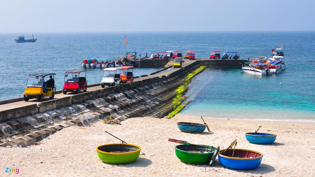 Tháng 4, tiết trời nắng nóng, đảo Bé, Lý Sơn trở thành 'thiên đường" du lịch biển đảo hấp dẫn đông đảo du khách, nhất là giới trẻ về đây tắm biển, lặn ngắm san hô. Từ TP Quảng Ngãi, du khách đến cảng Sa Kỳ, sau đó lên tàu cao tốc khoảng 45 phút có thể đặt chân đến cảng Lý Sơn. Từ bến cảng ở đảo Lớn, du khách có thể đi cano khoảng 15 phút để đến với đảo Bé.