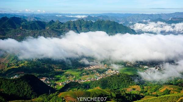 Đứng từ trên xã Tà Xùa, có thể quan sát toàn cảnh thị trấn Bắc Yên, lấp ló sau làn mây trắng. Đứng từ trên xã Tà Xùa, có thể quan sát toàn cảnh thị trấn Bắc Yên, lấp ló sau làn mây trắng.