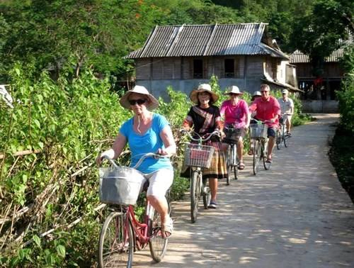 Du khách có thể thuê một chiếc xe đạp để thăm các bản thien-duong-trang-mat-ngot-ngao-giua-tay-bac-ivivu-3