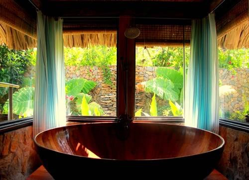 Bồn tắm được làm từ gỗ mít thien-duong-trang-mat-ngot-ngao-giua-tay-bac-ivivu-7