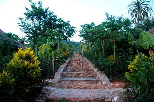 Du khách có thể thả bộ trên những con đường lát đá thien-duong-trang-mat-ngot-ngao-giua-tay-bac-ivivu-9