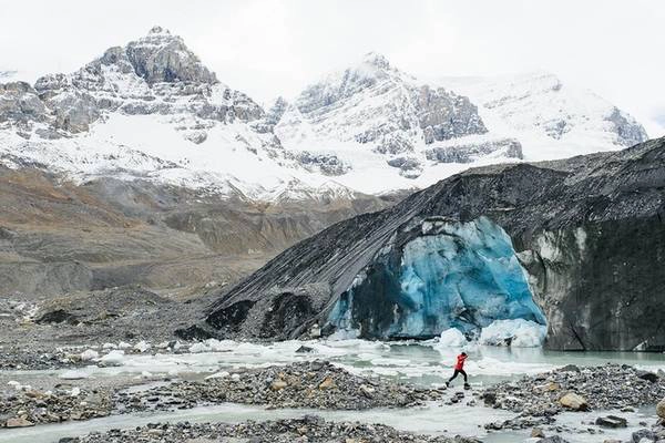 Băng đá Columbia, nằm giữa ranh giới hai tỉnh Alberta và British Columbia. Với những bức ảnh ấn tượng thường xuyên được đăng tải trên Instagram, tài khoản của ông hiện có hơn 92.000 lượt theo dõi. Băng đá Columbia, nằm giữa ranh giới hai tỉnh Alberta và British Columbia. Với những bức ảnh ấn tượng thường xuyên được đăng tải trên Instagram, tài khoản của ông hiện có hơn 92.000 lượt theo dõi.