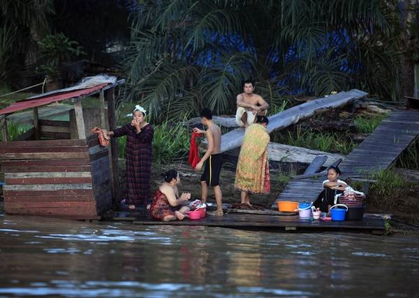 Cuộc sống của cư dân hai bên sông cũng là một điểm đến hấp dẫn du khách.
