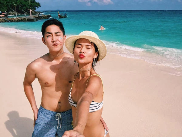 Mới đây, Trang cùng nhóm bạn thân đã có chuyến đi Phuket - Koh Phi Phi (Thái Lan) mà cô gọi là chốn thiên đường "rừng xanh biển màu xanh ngọc" bất cứ ai đặt chân đến cũng bị hớp hồn. Mới đây, Trang cùng nhóm bạn thân đã có chuyến đi Phuket - Koh Phi Phi (Thái Lan) mà cô gọi là chốn thiên đường "rừng xanh biển màu xanh ngọc" bất cứ ai đặt chân đến cũng bị hớp hồn.