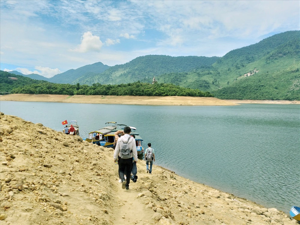 Xuống đò qua thiền viện. Ảnh: Báo Lao động.