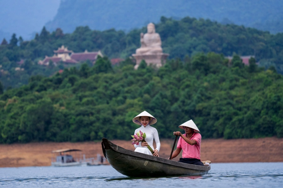 Chèo thuyền trên hồ Truồi. Ảnh: Kelvin Long.